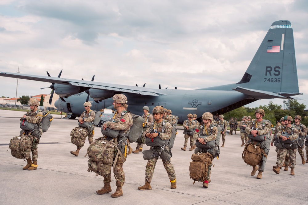 173rd Light Support Battalion Conducts Airborne Operation