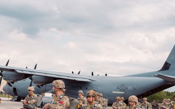 173rd Light Support Battalion Conducts Airborne Operation
