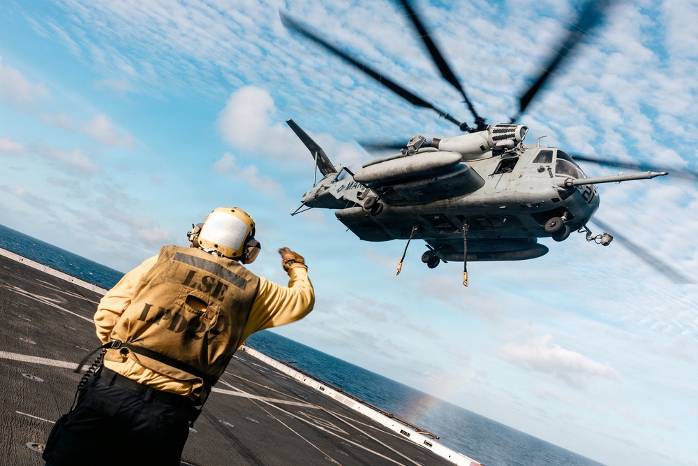 11th MEU Marines, Sailors Conduct External Lift Training Aboard USS Portland