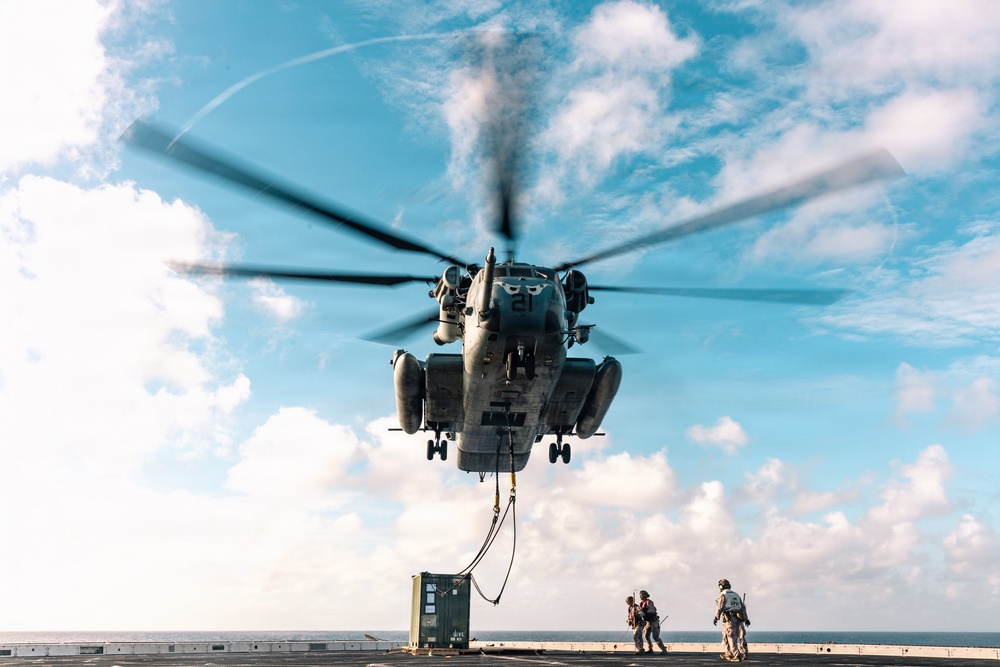 11th MEU Marines, Sailors Conduct External Lift Training Aboard USS Portland