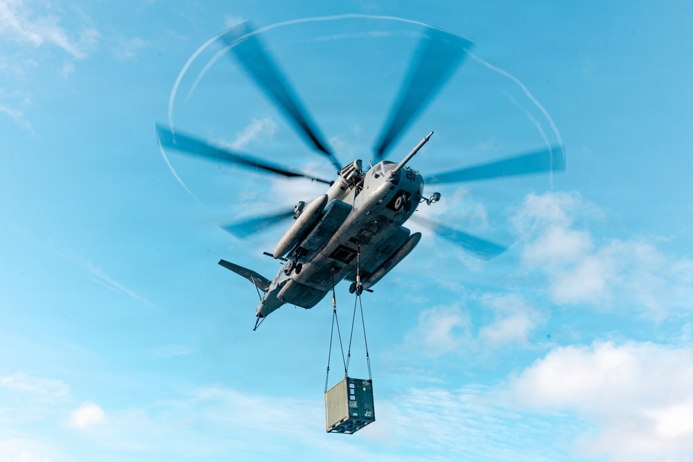 11th MEU Marines, Sailors Conduct External Lift Training Aboard USS Portland