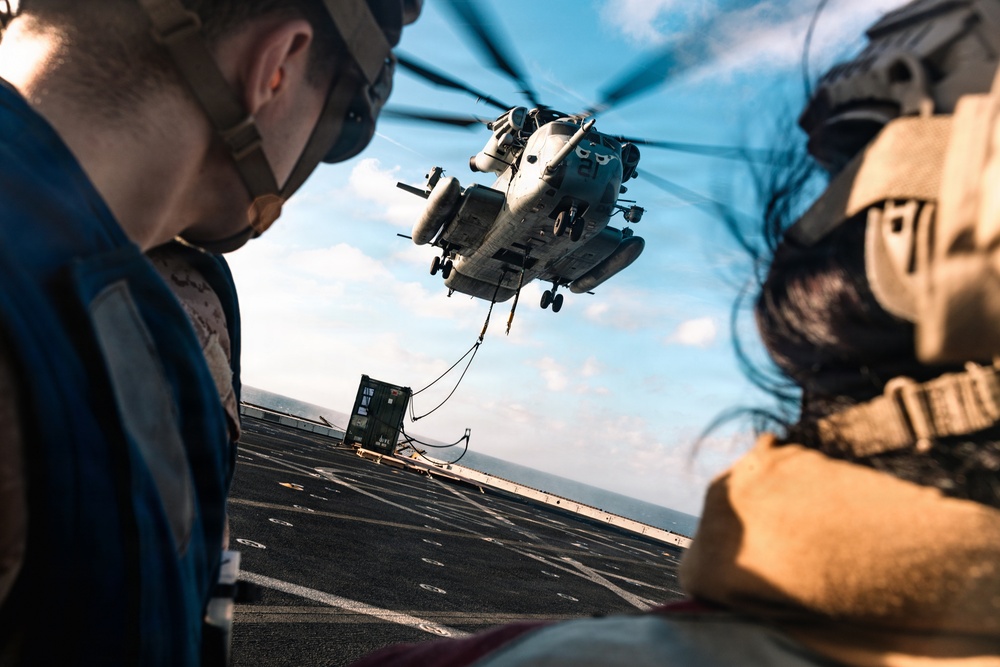 11th MEU Marines, Sailors Conduct External Lift Training Aboard USS Portland