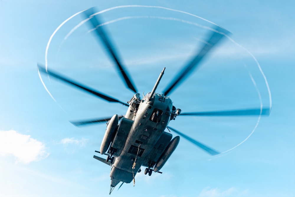 11th MEU Marines, Sailors Conduct External Lift Training Aboard USS Portland
