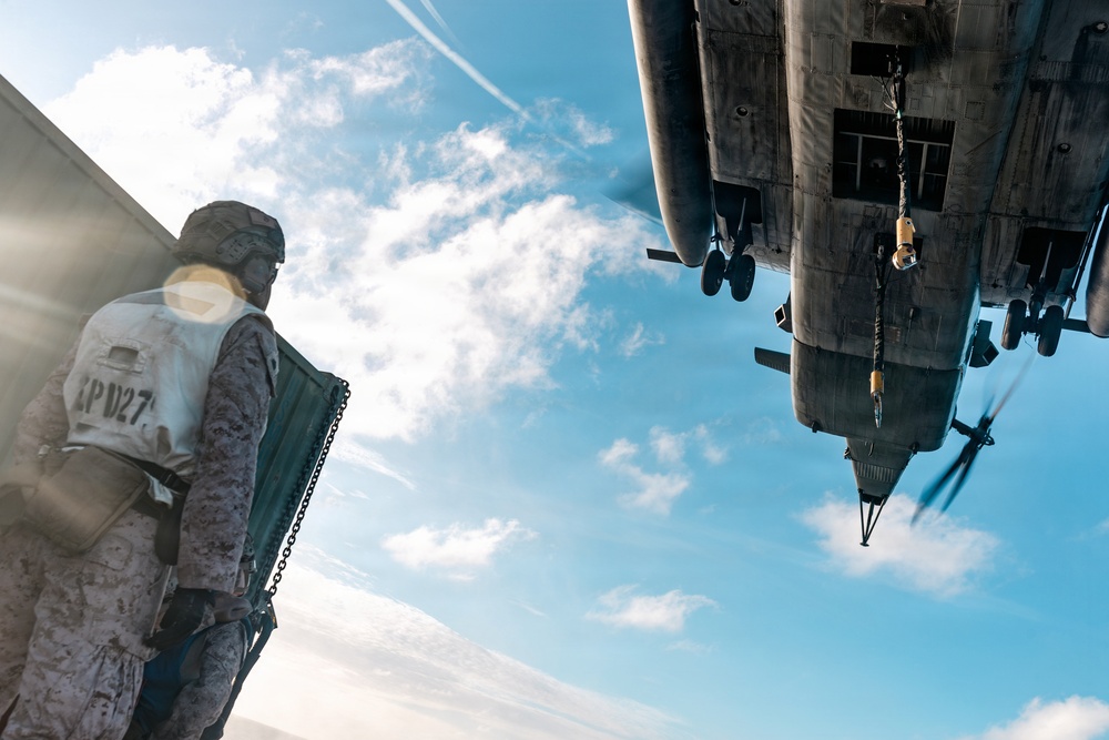11th MEU Marines, Sailors Conduct External Lift Training Aboard USS Portland