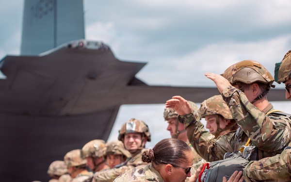 173rd Light Support Battalion Conducts Airborne Operation
