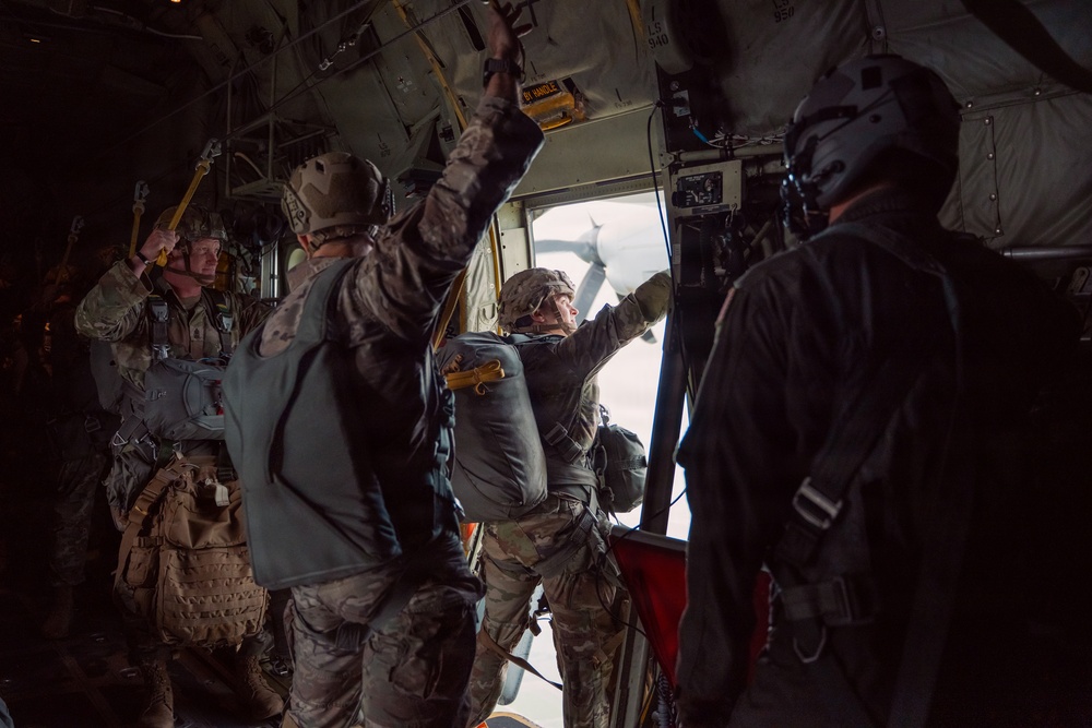 173rd Light Support Battalion Conducts Airborne Operation