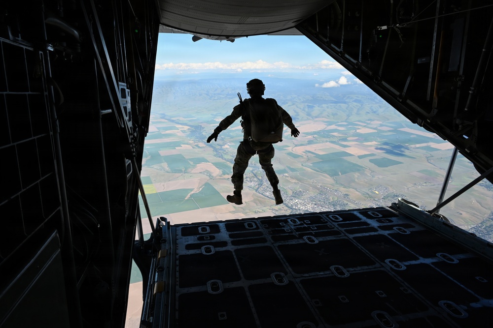 Special Tactics Airmen Complete Jumps in Pendleton, OR