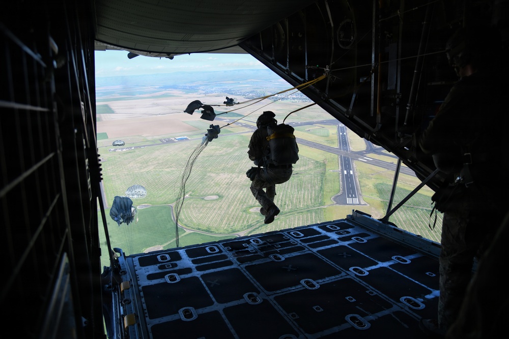 Special Tactics Airmen Complete Jumps in Pendleton, OR