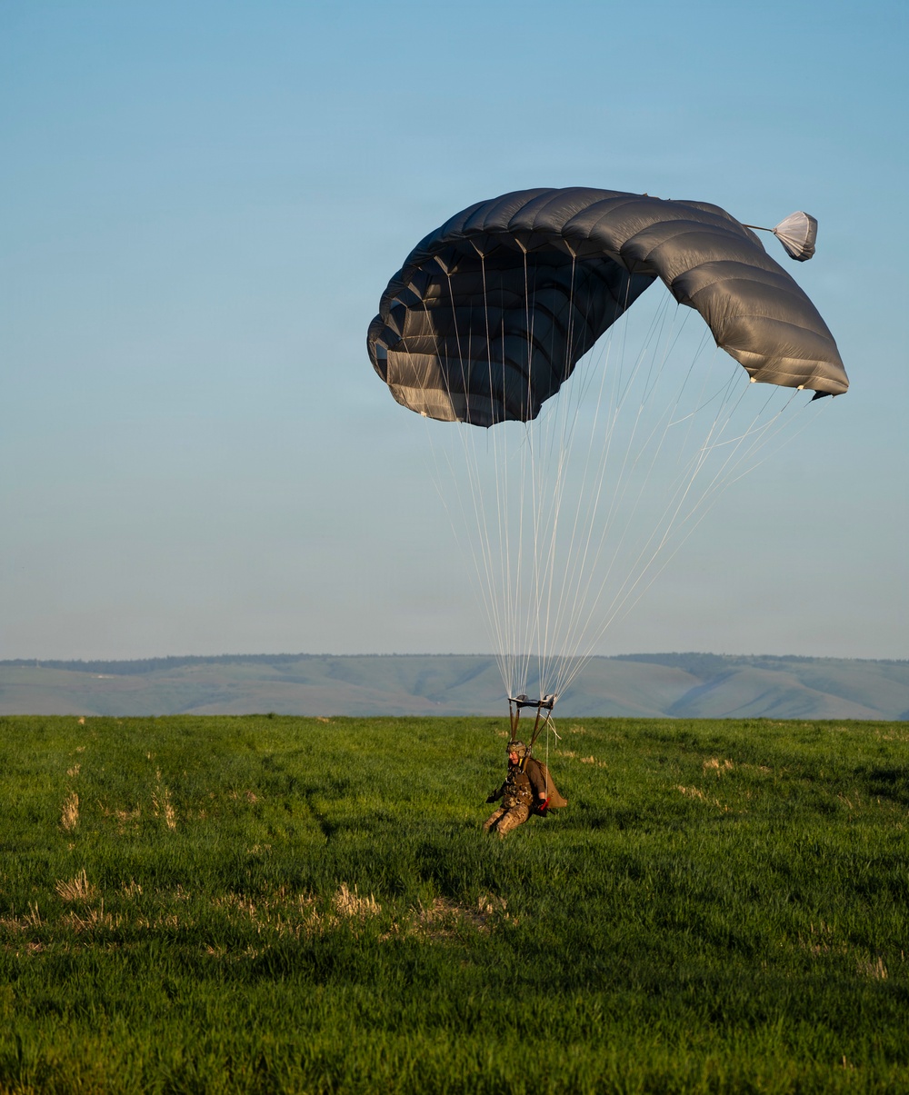 Special Tactics Airmen Complete Jumps in Pendleton, OR