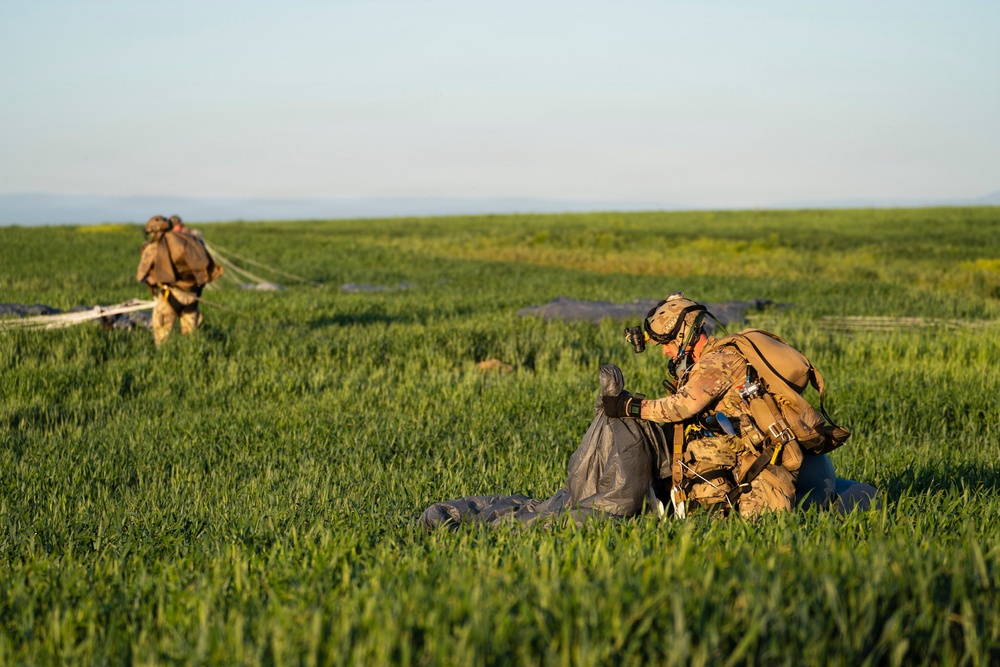 Special Tactics Airmen Complete Jumps in Pendleton, OR