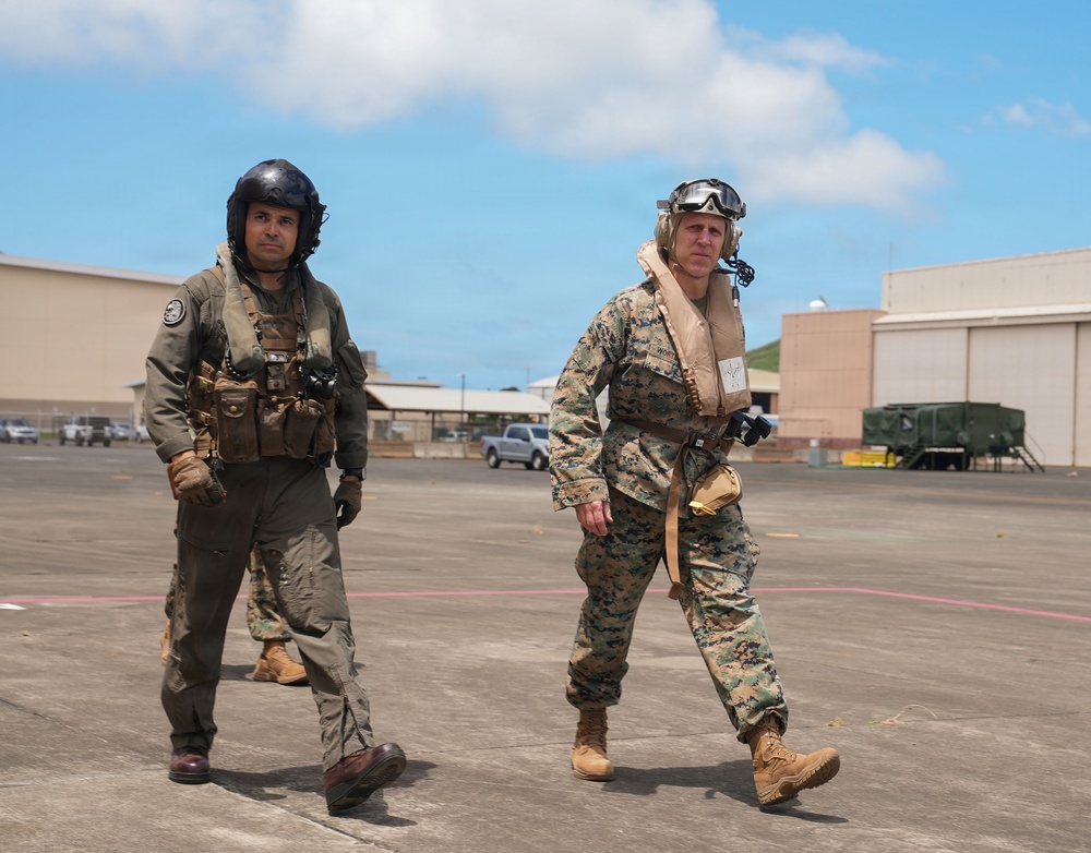 I MEF commanding general visits USS ESSEX