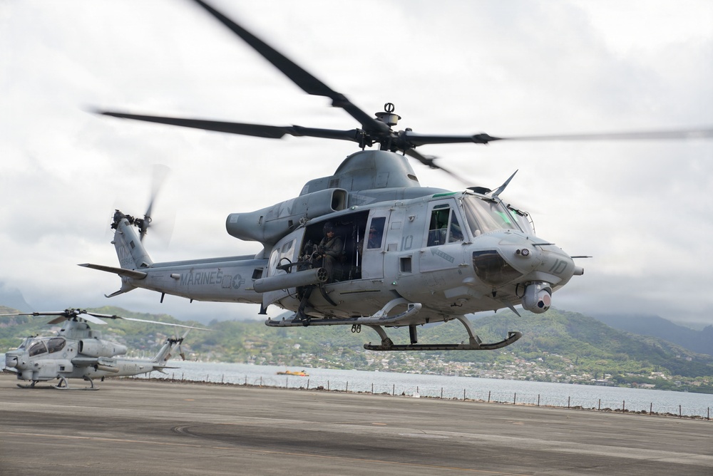 I MEF commanding general visits USS ESSEX