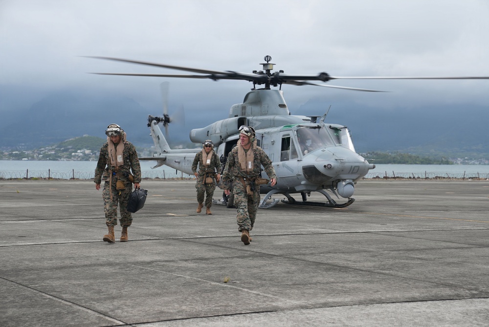 I MEF commanding general visits USS ESSEX