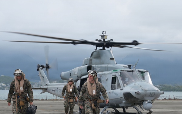 I MEF commanding general visits USS ESSEX