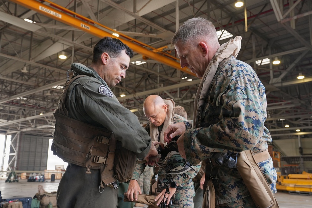 I MEF commanding general visits USS ESSEX
