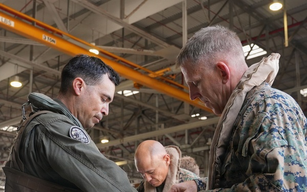 I MEF commanding general visits USS ESSEX