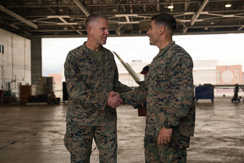 I MEF commanding general visits USS ESSEX