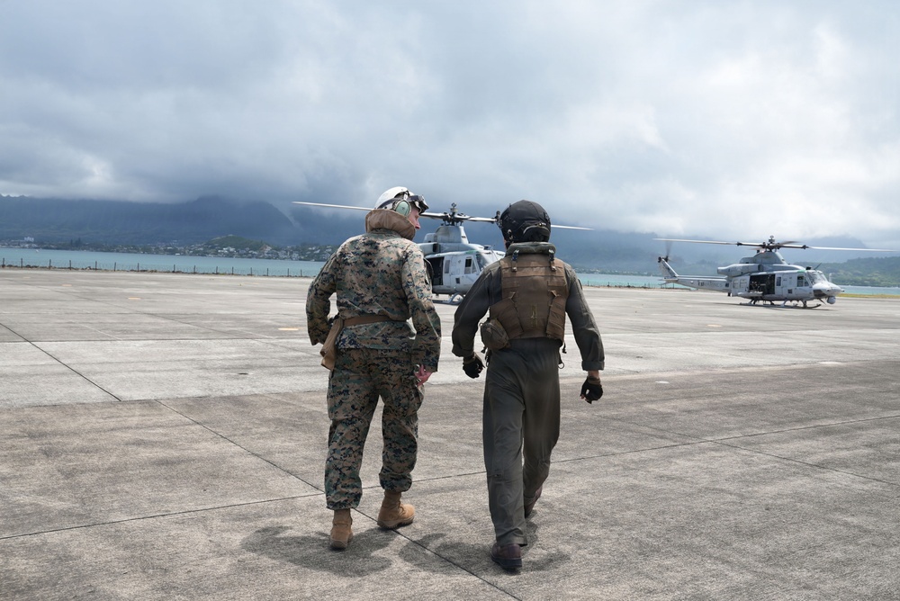 I MEF commanding general visits USS ESSEX