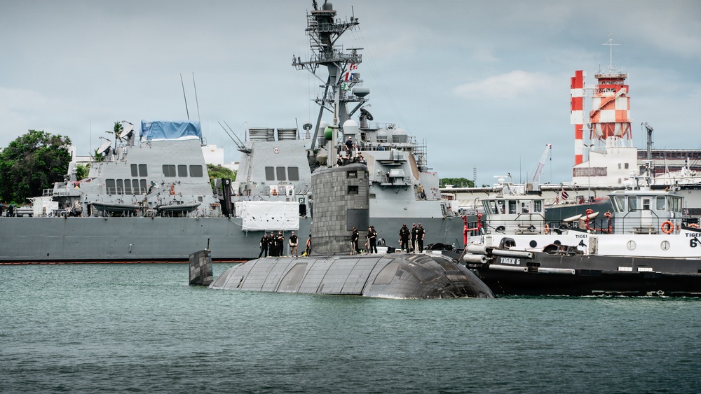 Royal Canadian Navy HMCS Corner Brook (SSK 878) arrives in Hawaii for RIMPAC