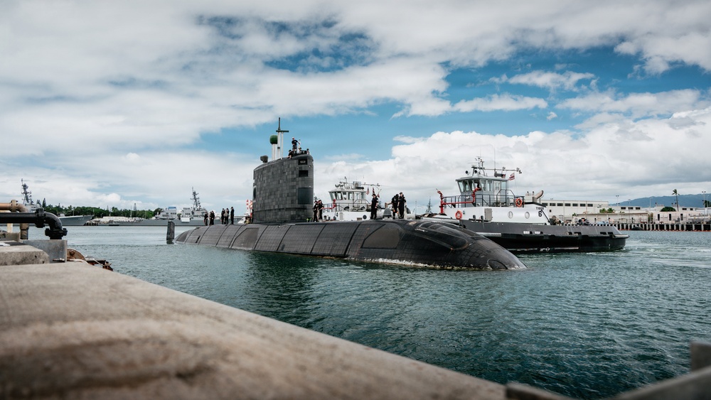 Royal Canadian Navy HMCS Corner Brook (SSK 878) arrives in Hawaii for RIMPAC