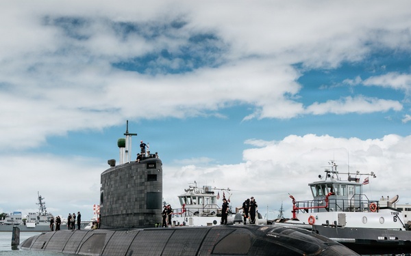 Royal Canadian Navy HMCS Corner Brook (SSK 878) arrives in Hawaii for RIMPAC