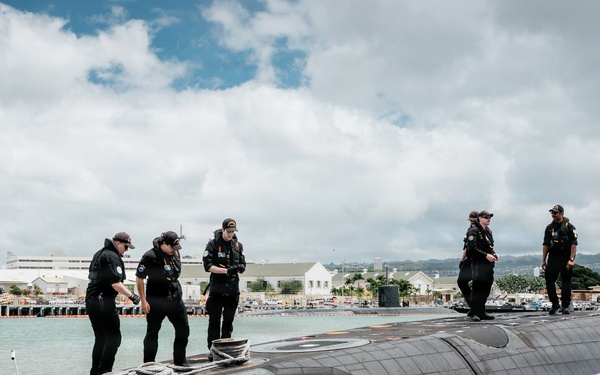 Royal Canadian Navy HMCS Corner Brook (SSK 878) arrives in Hawaii for RIMPAC