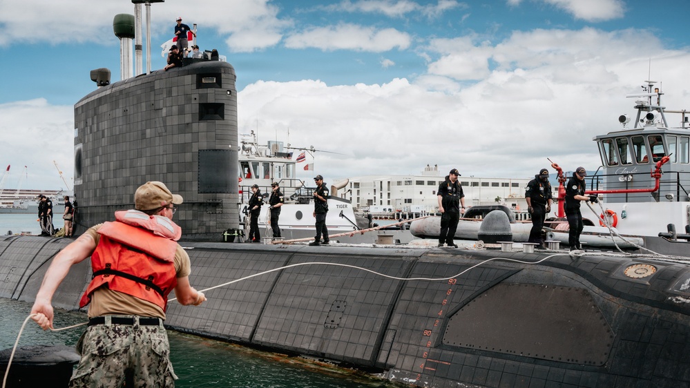 Royal Canadian Navy HMCS Corner Brook (SSK 878) arrives in Hawaii for RIMPAC