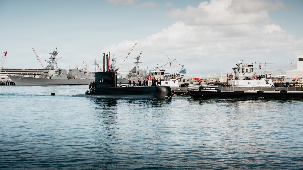 Peruvian Navy BAP Chipana (SS 34) arrives in Hawaii for RIMPAC