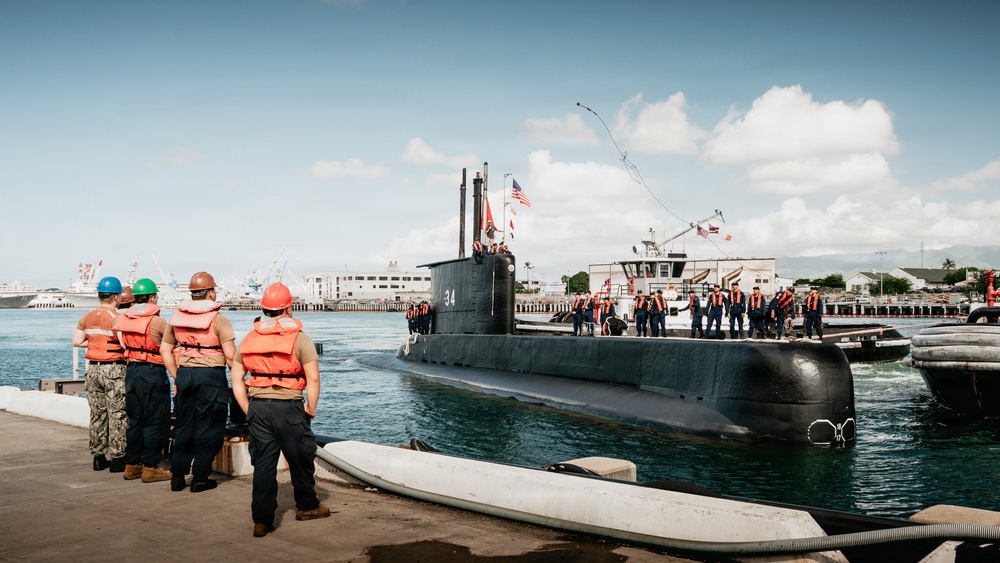 Peruvian Navy BAP Chipana (SS 34) arrives in Hawaii for RIMPAC