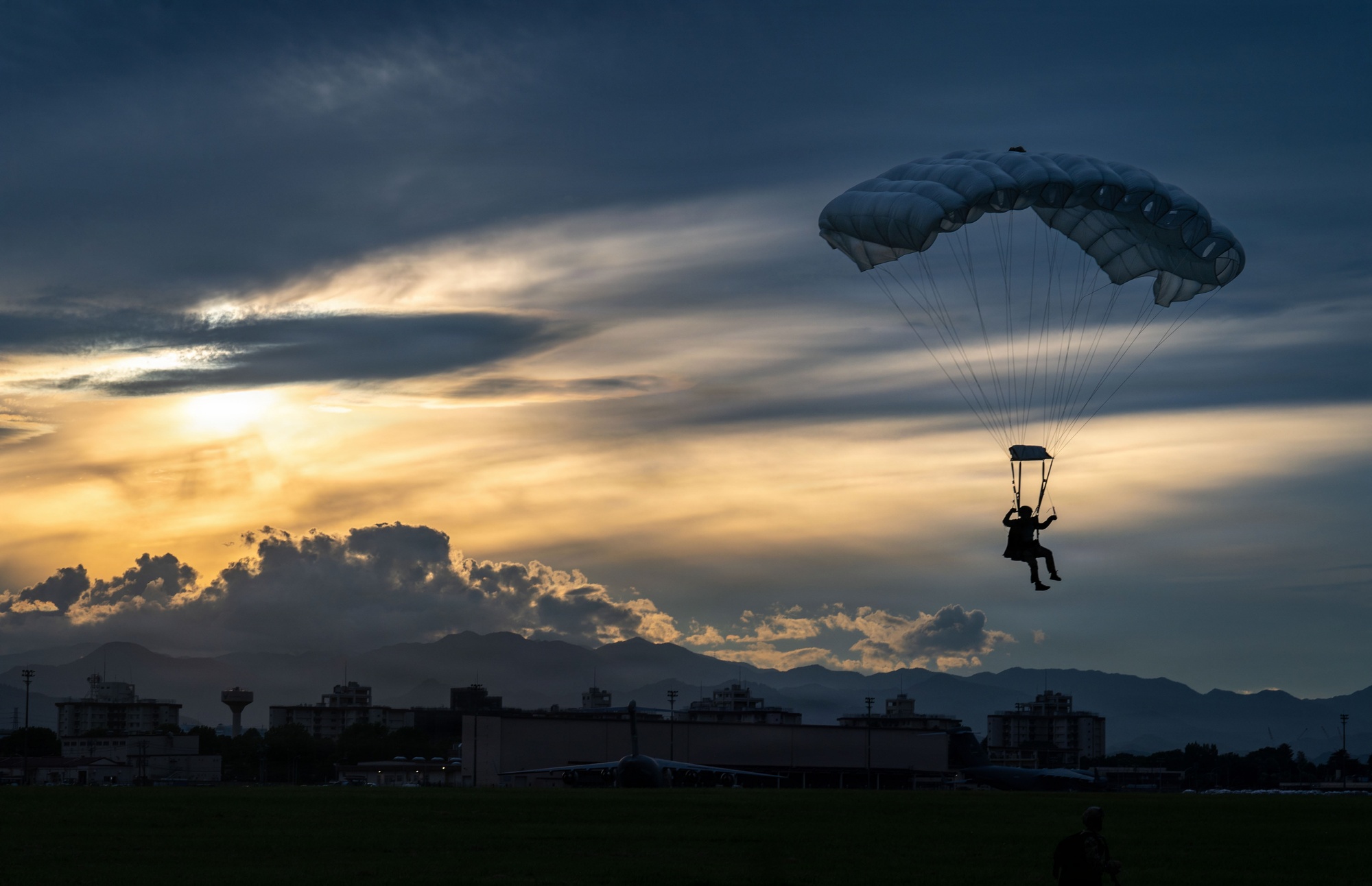 DVIDS - Images - U.S. Navy personnel conduct airborne training