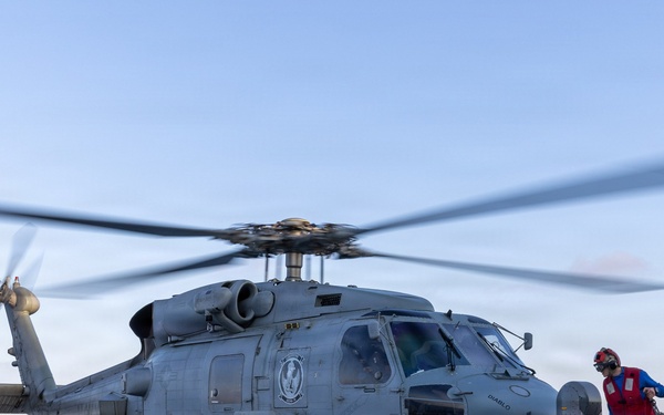 USS Oscar Austin (DDG 79) Conducts Flight Operations
