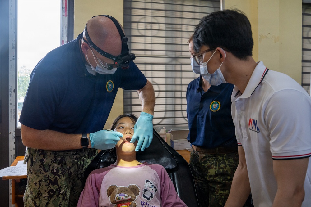 Pacific Friendship, Pacific Partnership 26 Conduct Dental Exchange in Vietnam