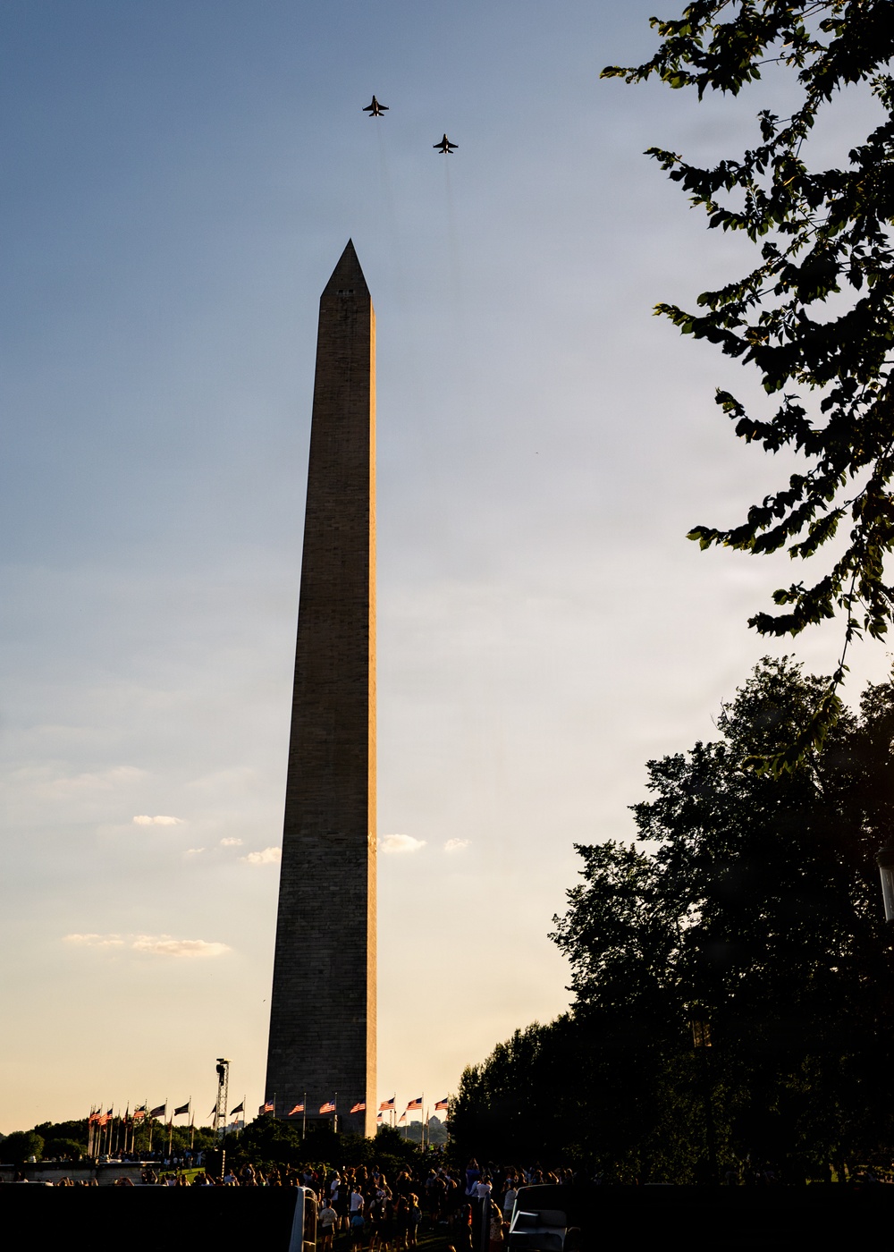 F-16 Viper Demo flies over the Washington Monument