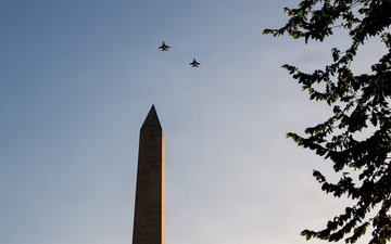 F-16 Viper Demo flies over the Washington Monument