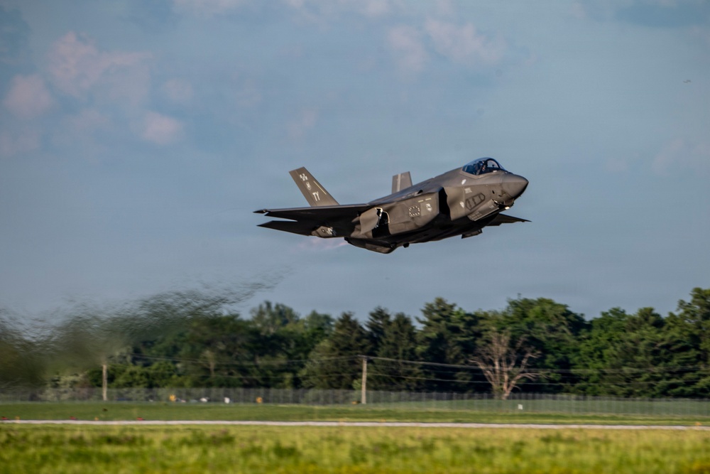 F-35 performs in Columbus Airshow