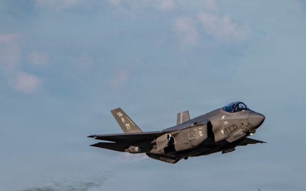 F-35 performs in Columbus Airshow