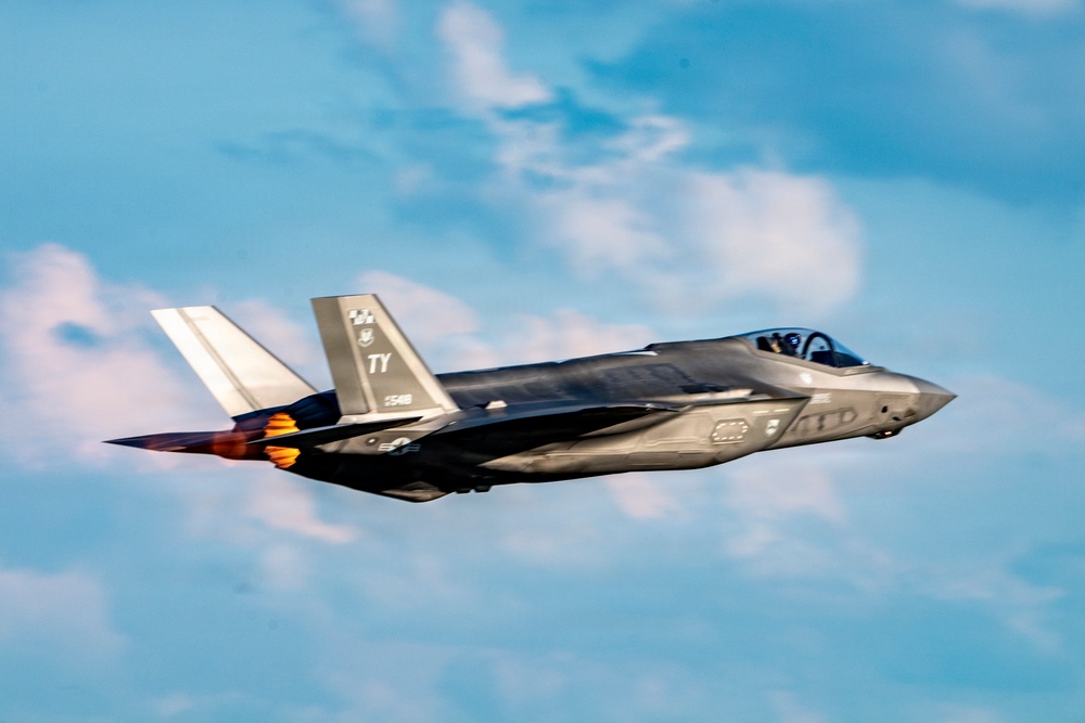 F-35 performs in Columbus Airshow