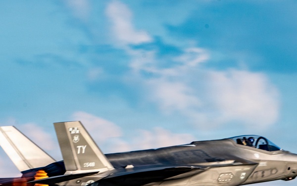F-35 performs in Columbus Airshow