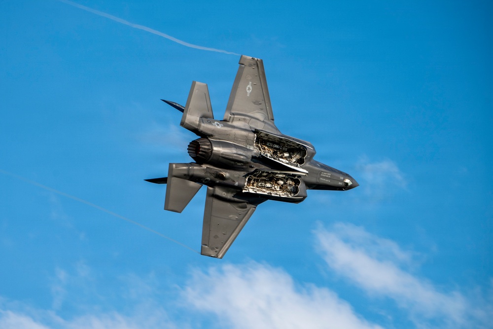 F-35 performs in Columbus Airshow