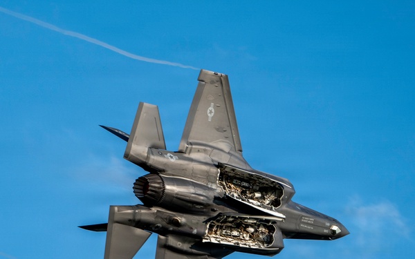 F-35 performs in Columbus Airshow