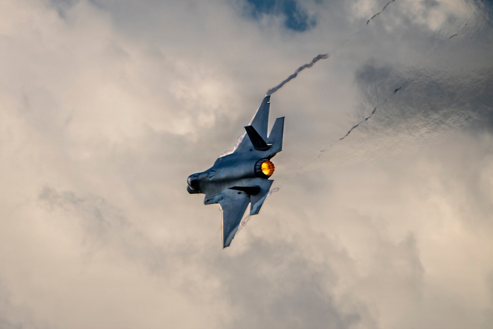 F-35 performs in Columbus Airshow