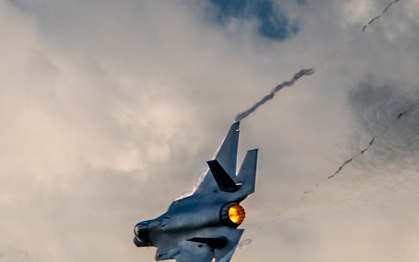 F-35 performs in Columbus Airshow