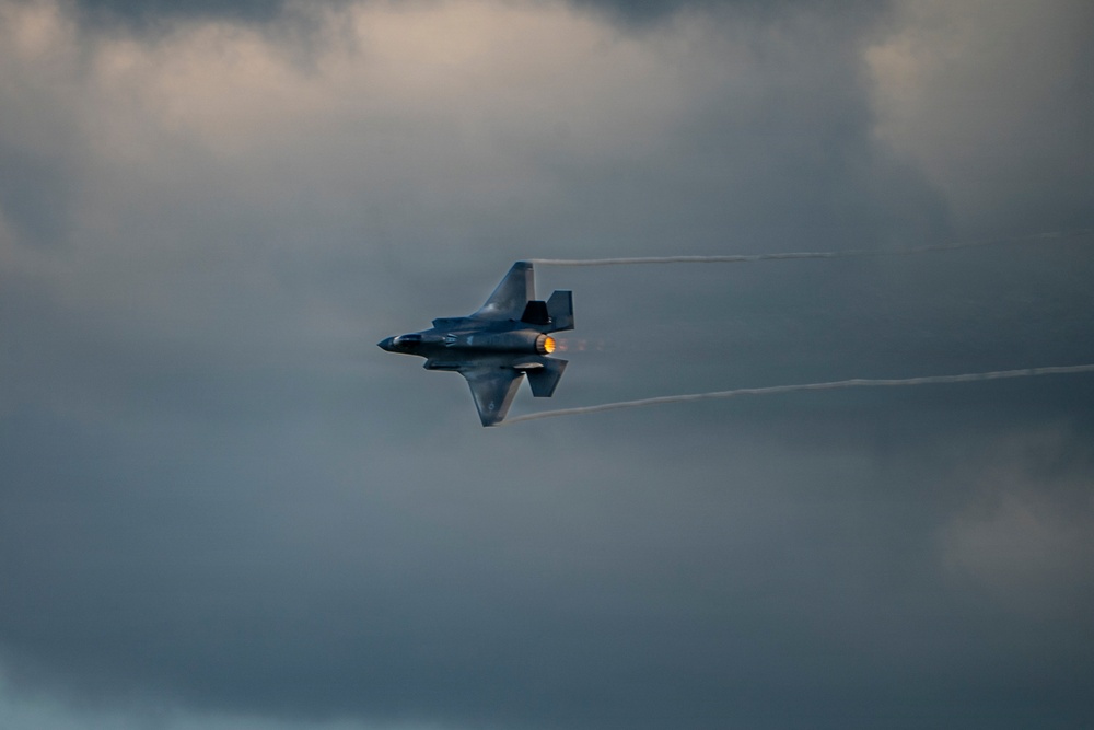 F-35 performs in Columbus Airshow