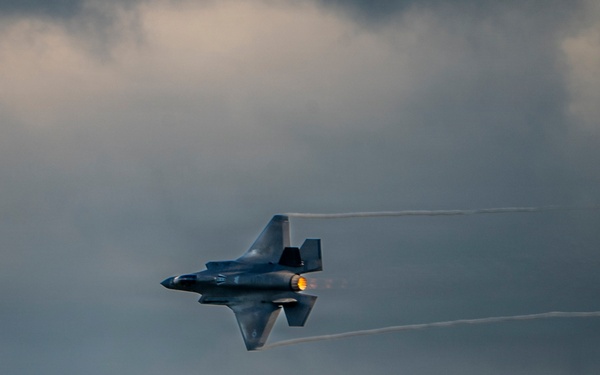 F-35 performs in Columbus Airshow