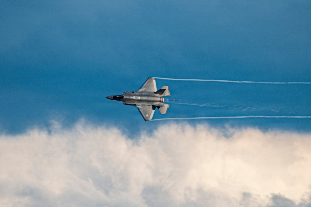 F-35 performs in Columbus Airshow