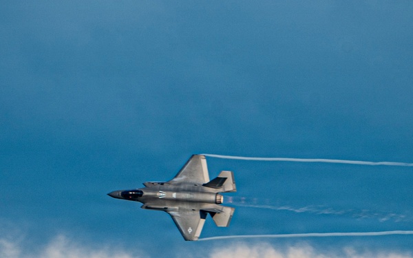 F-35 performs in Columbus Airshow