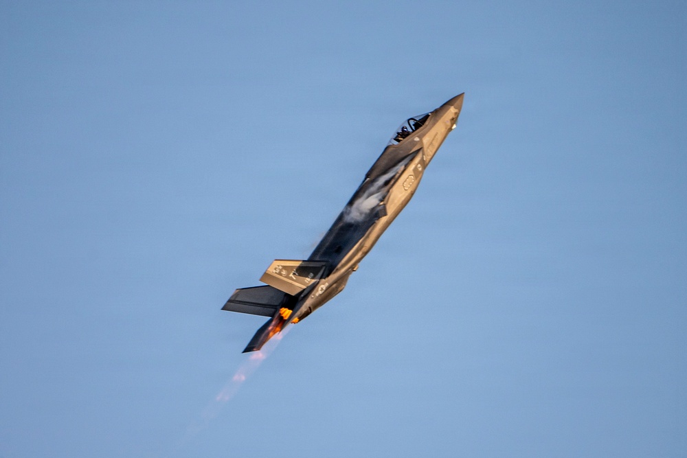 F-35 performs in Columbus Airshow