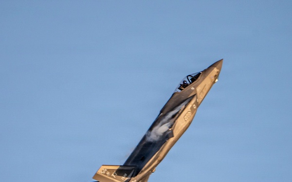 F-35 performs in Columbus Airshow