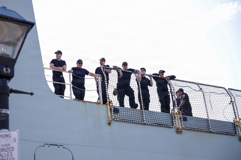 HMCS William Hall Participates in Sail 250 MD