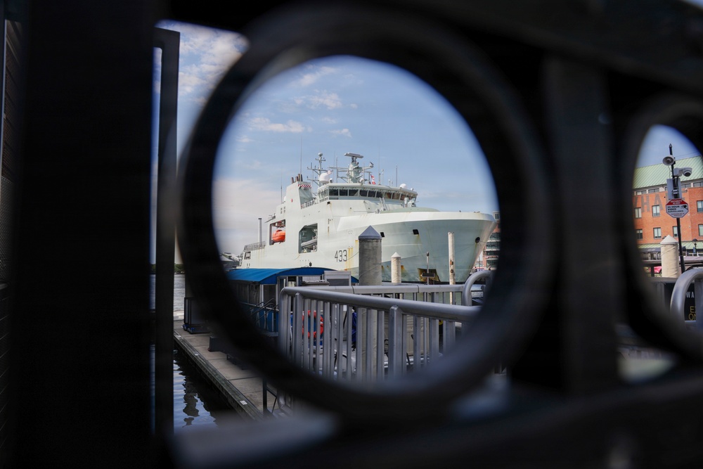 HMCS William Hall Participates in Sail 250 MD